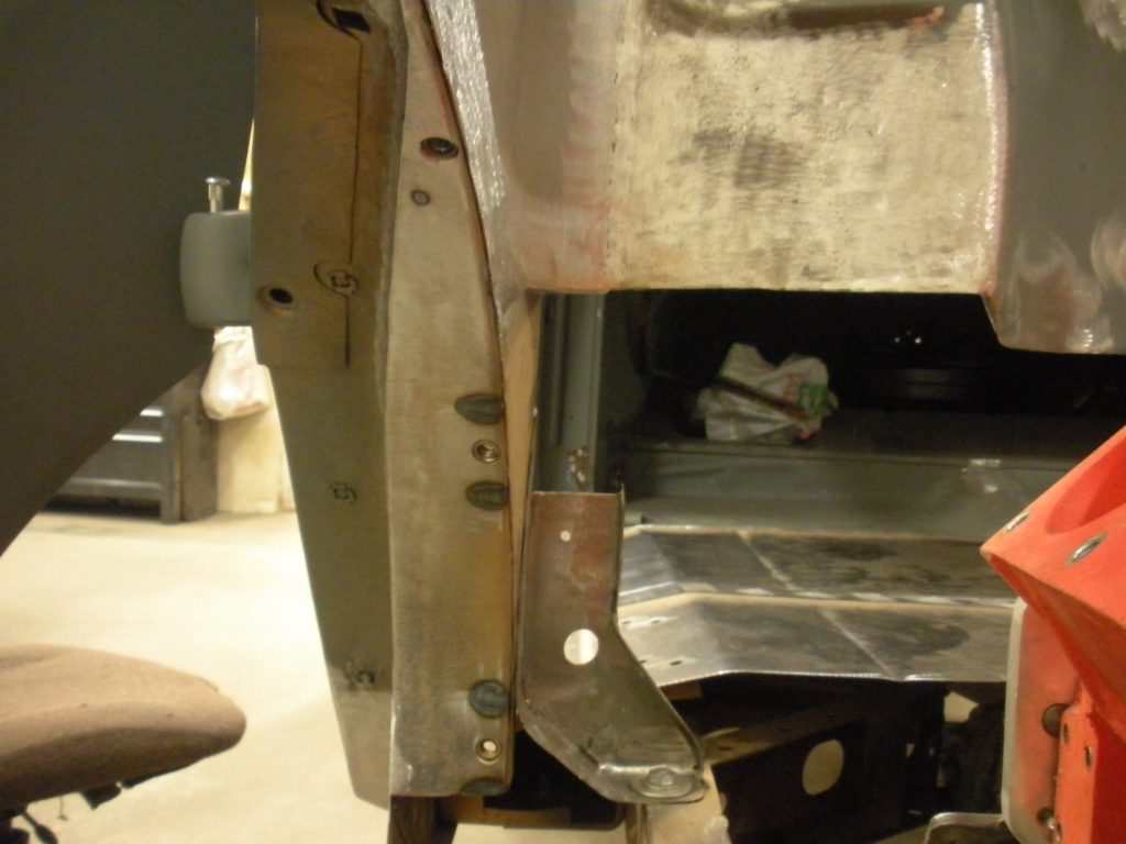 A close up of the front end of an old truck.