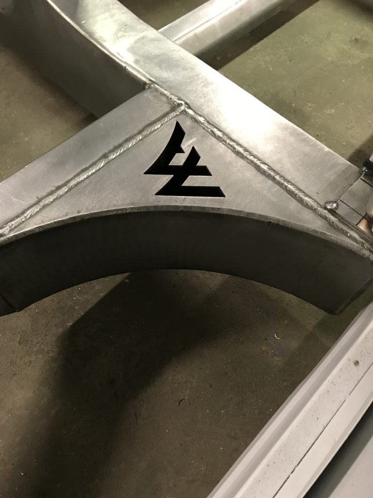 A metal frame with the letter v on it.